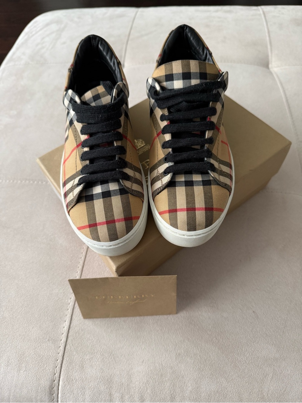 Burberry Beige Women’s sneaker Low-Top Sneakers with Black Laces and Red Accent